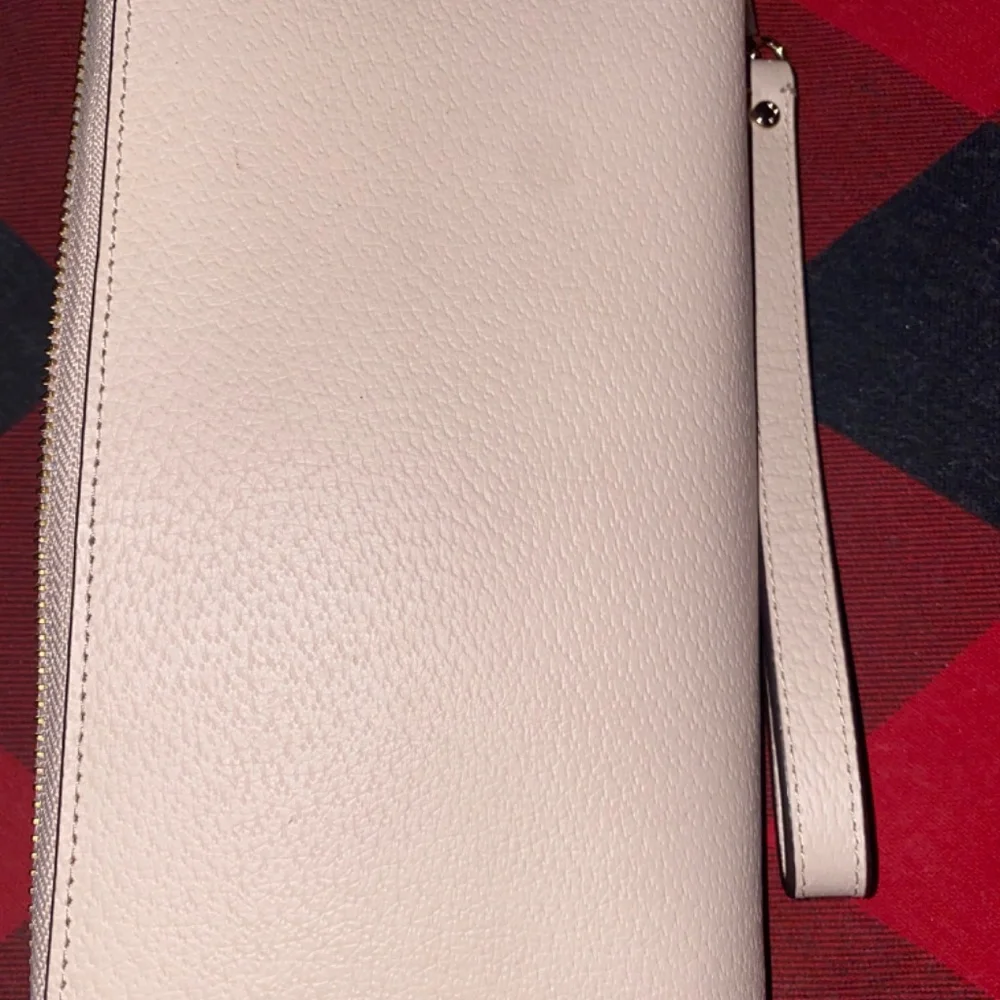 Kate spade pink and white wristlet - Picture 4 of 4